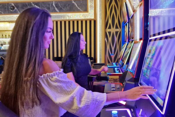 Ženy hrající na výherních automatech v kasinu