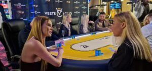 Skupina lidí hrající poker u stolu v kasinu Vestec