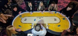 Pohled shora na pokerový stůl v kasinu Vestec