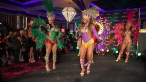 Tanečnice v barevných kostýmech tančí na pódiu kasína Vestec.