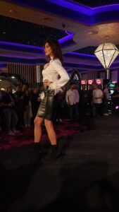Modelky předvádějí elegantní outfity na molu v kasínu Vestec.