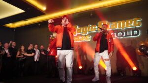 Dva zpěváci v červených kostýmech vystupují na pódiu v kasínu Vestec.