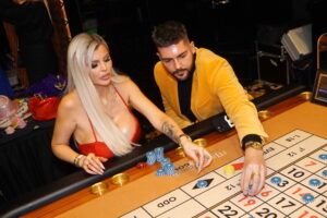 Muž a žena hrají ruletu v kasinu u Prahy.