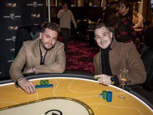 Dva muži u pokerového stolu v kasinu Vestec