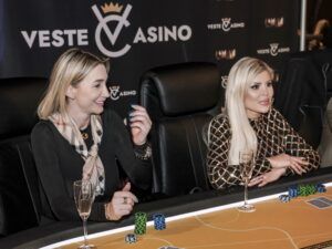 Dvě ženy u pokerového stolu v kasinu Vestec