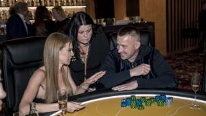 Diskuze hráčů u pokerového stolu v kasinu Vestec