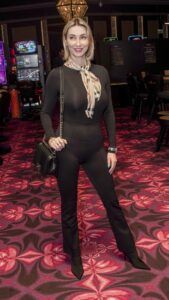 Žena v elegantním oblečení stojící v kasinu Vestec