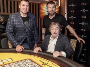 Tři muži u pokerového stolu v kasinu Vestec