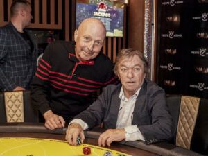 Dva muži u pokerového stolu v kasinu Vestec