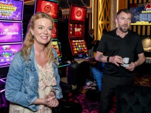 Muž a žena u výherních automatů v kasinu Vestec