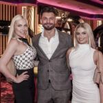 tri-hoste-pozujici-u-vyhernich-automatu-v-kasinu-vestec Tři hosté pózující u výherních automatů v kasinu Vestec