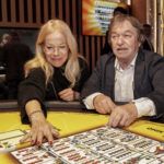 muz-a-zena-hrajici-hru-v-kasinu-vestec Muž a žena hrající hru v kasinu Vestec