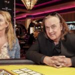 muz-a-zena-u-herniho-stolu-v-kasinu-vestec Muž a žena u herního stolu v kasinu Vestec