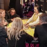 hraci-sedici-u-stolu-a-hrajici-hru-v-kasinu-vestec Hráči sedící u stolu a hrající hru v kasinu Vestec
