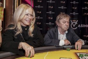 Dva lidé u hracího stolu v kasínu Vestec, žena se usmívá a muž je soustředěný