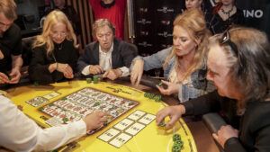 Skupina lidí hraje u hracího stolu v kasínu Vestec, soustředění na hru